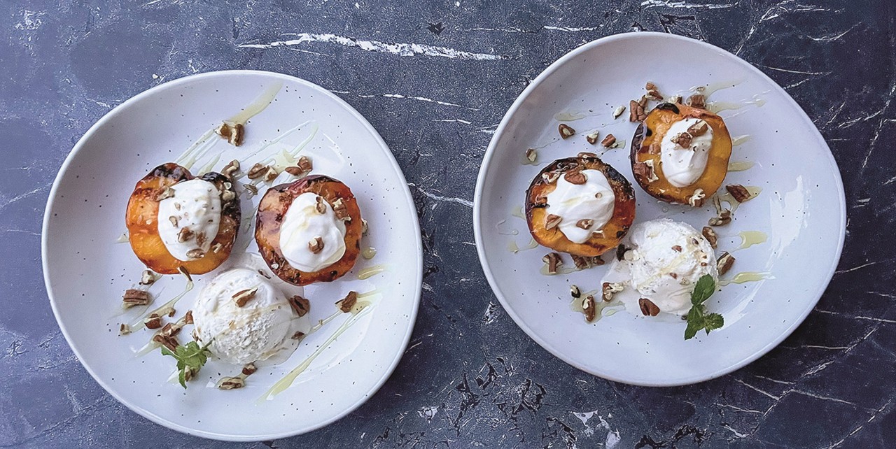 Bbqtip 5 Gegrilde nectarine met Griekse yoghurt en een bolletje ijs