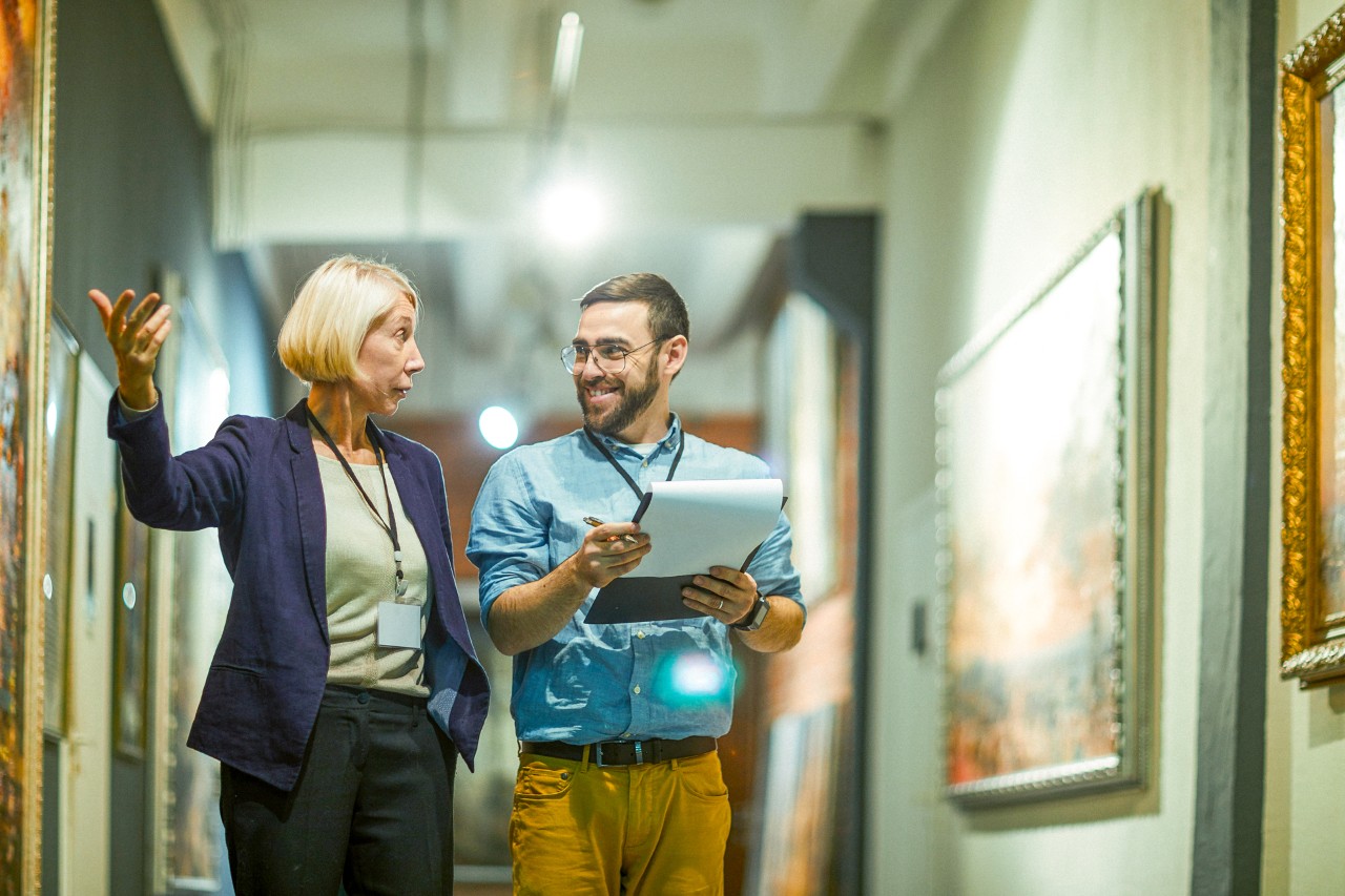 Man en vrouw werken in museum