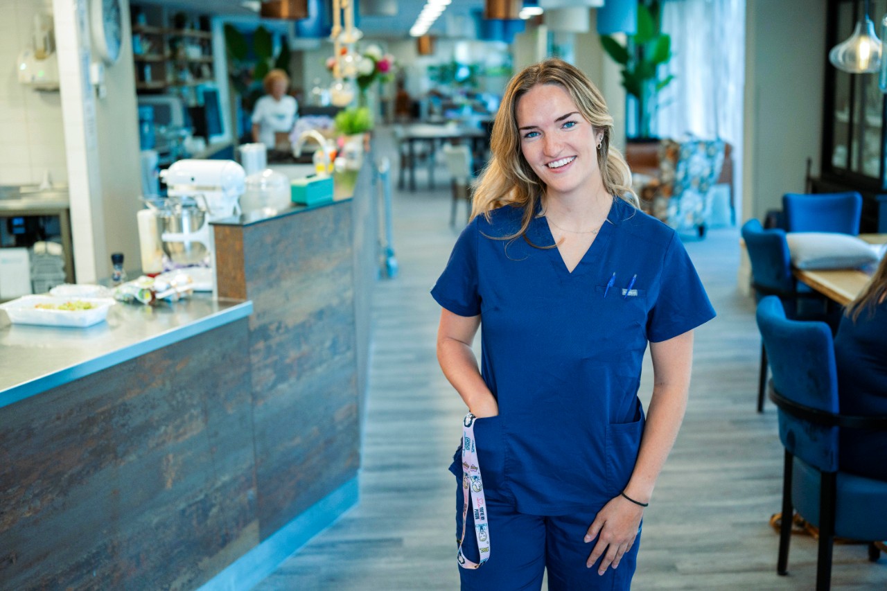 DE BEELDREDAKTIE / JIRI BULLER
T.B.V. PFZW PLATFORM OKTOBER 2025
SPIJKENISSE D.D. 01.09.2025
MARLOES BREUR, VERPLEEGKUNDIGE IN DE OUDERZORG
