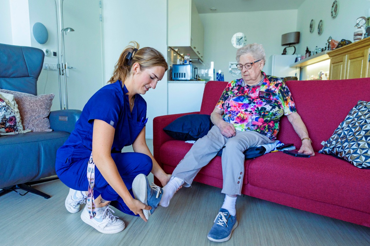 DE BEELDREDAKTIE / JIRI BULLER
T.B.V. PFZW PLATFORM OKTOBER 2025
SPIJKENISSE D.D. 01.09.2025
MARLOES BREUR, VERPLEEGKUNDIGE IN DE OUDERZORG
