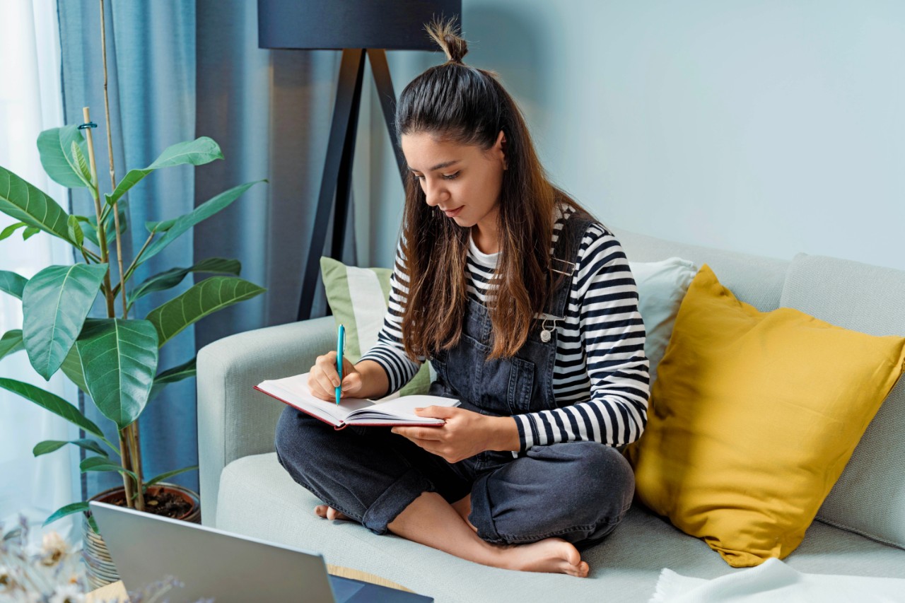 Vrouw-schrijft-in-boek
