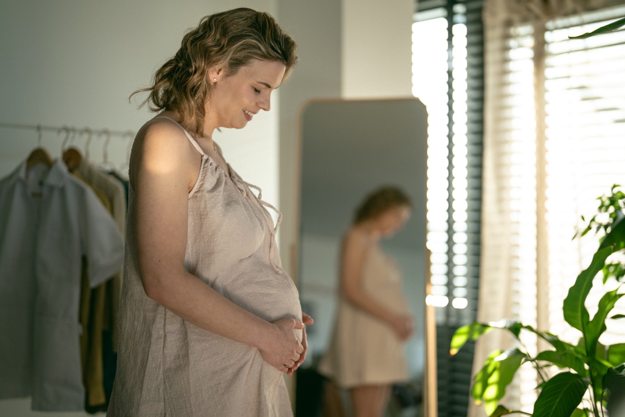zwangere dame bij spiegel