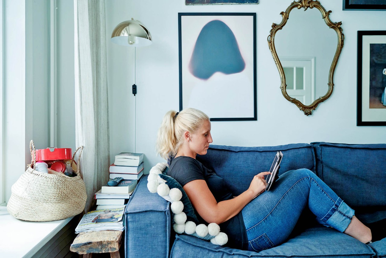 zorgbegeleider thuis op de bank