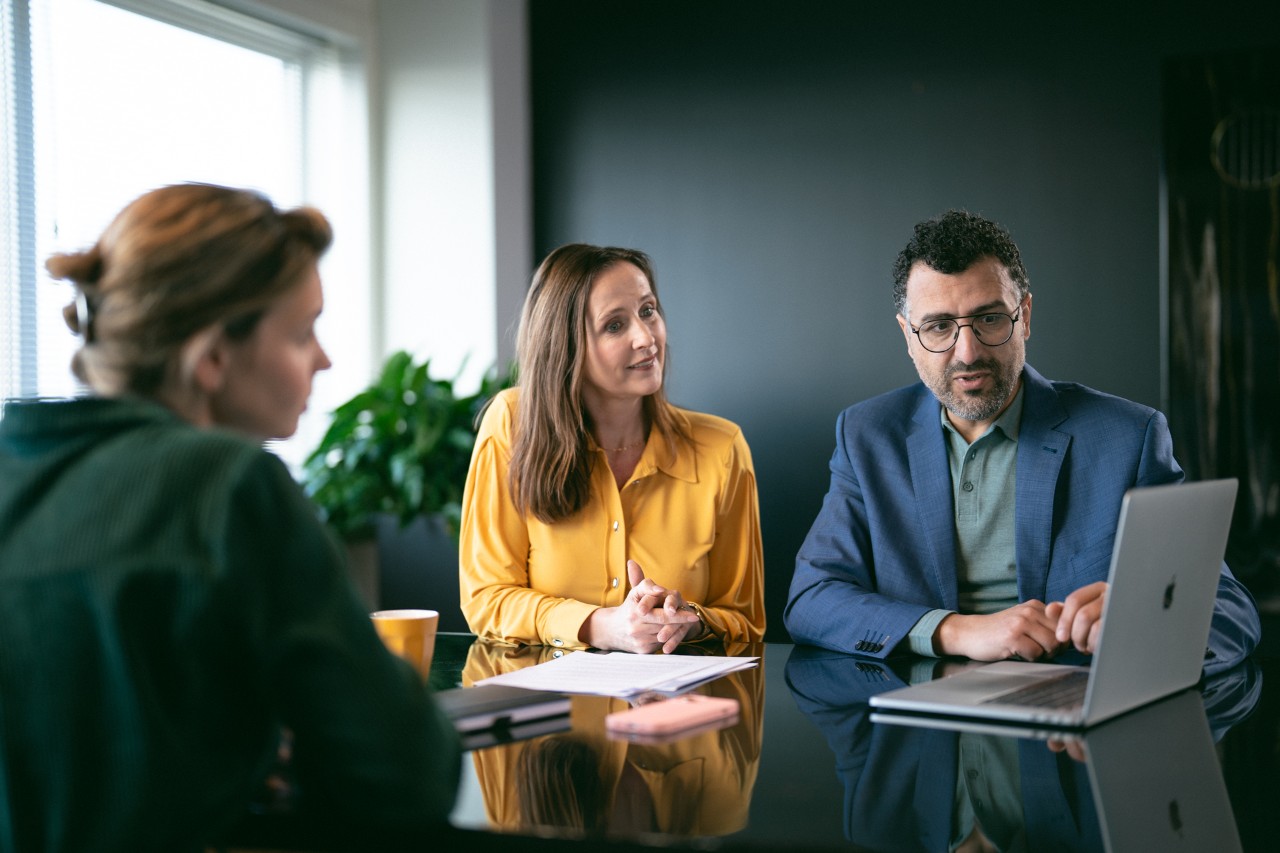 stel heeft serieus gesprek